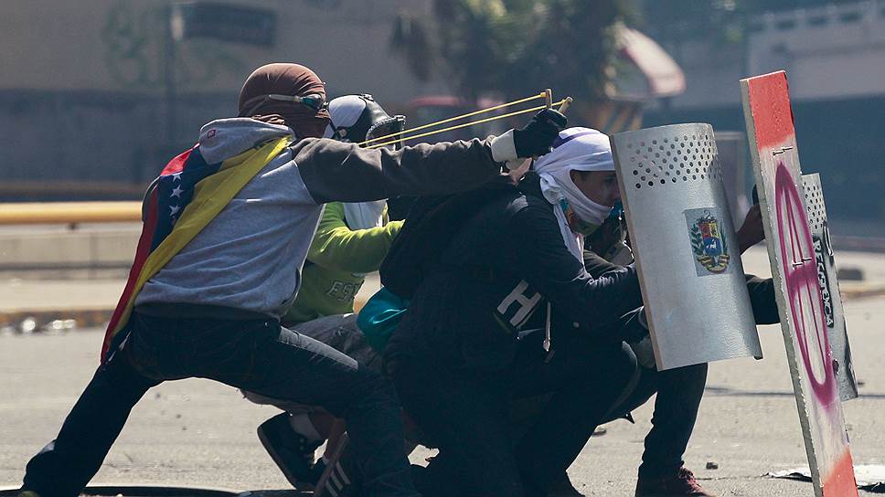 За три месяца массовых протестов в Венесуэле в них погибли несколько десятков и были ранены несколько сотен человек 
