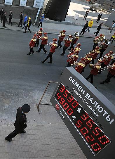 В случае если граждане продолжат массово скупать валюту, российский рубль рискует вылететь в трубу