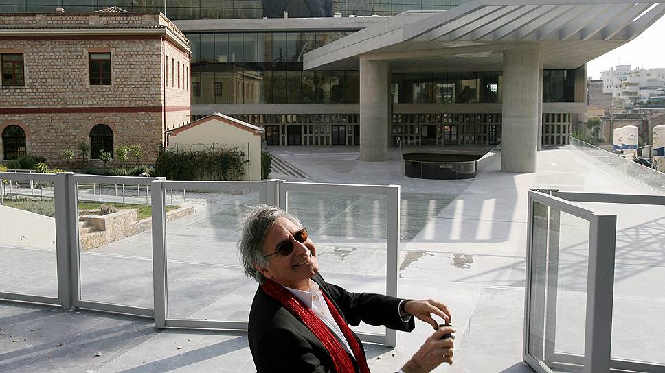 Бернар Чуми на фоне своей самой классической работы — нового музея Акрополя 
