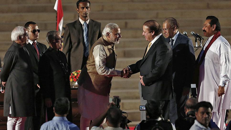 Рукопожатие нового премьер-министра Индии Нарендры Моди (в центре) и премьер-министра Пакистана Наваза Шарифа (третий справа) было столь же символическим, сколь и многообещающим
