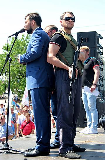 В 100 километрах от Донецка власть лидеров ДНР Дениса Пушилина (на фото — слева) и Александра Бородая заканчивается — районы Донбасса пытаются поделить различные вооруженные формирования 
