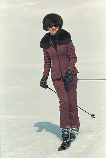 Костюмы героев (на фото — эскиз лыжного костюма и лыжный костюм Электры Кинг для &quot;И целого мира мало&quot;) — большая редкость