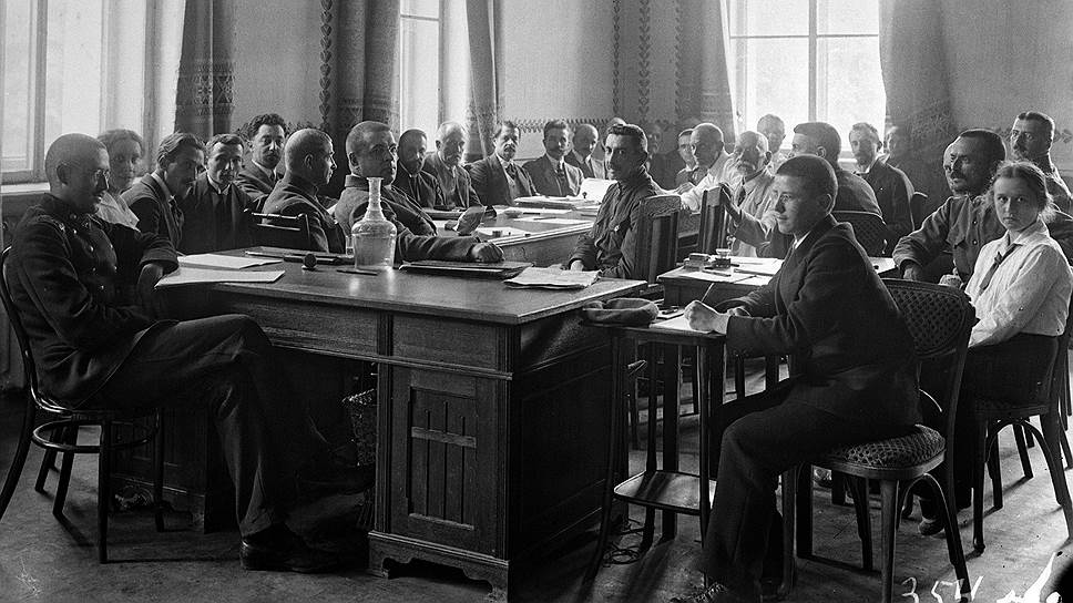 Все спорные вопросы передавались в комиссии, которые вскоре благополучно распускались (на фото — заседание политической комиссии мирных переговоров в Киеве, 1918 год)