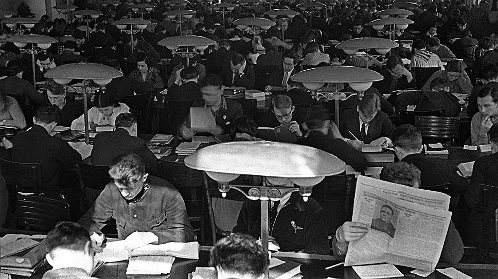 Граждане самой читающей страны в мире не предполагали, что пользуются лишь крохами знаний, накопленных человечеством (на фото -- читальный зал Библиотеки имени Ленина, 1937 год)