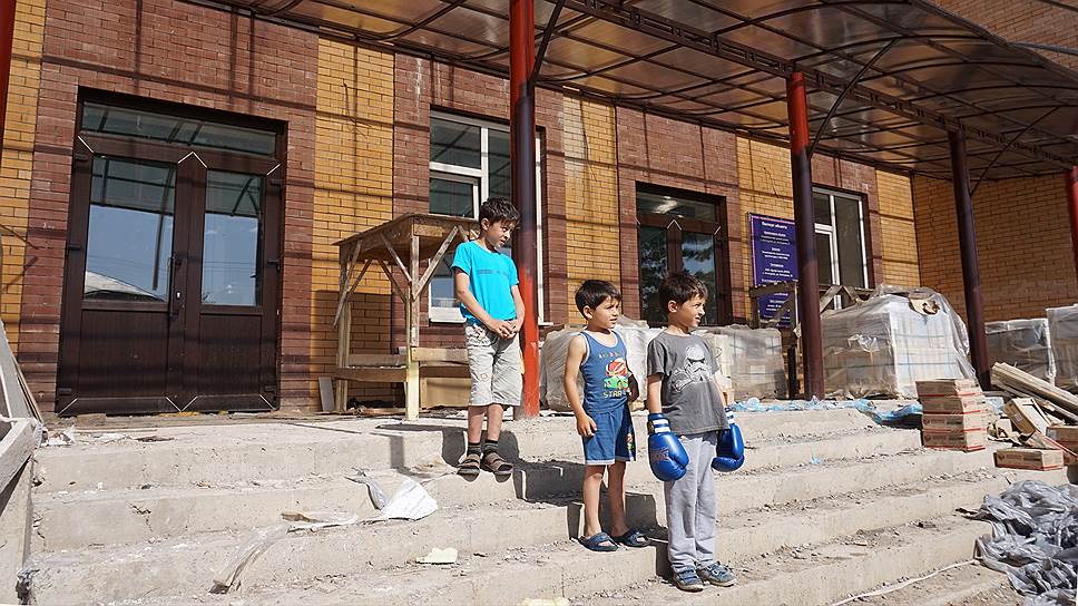 Строительство нового здания школы вместо разрушенного во время войны 2008 года в южноосетинском селе Хетагурово закончится только этим летом 
