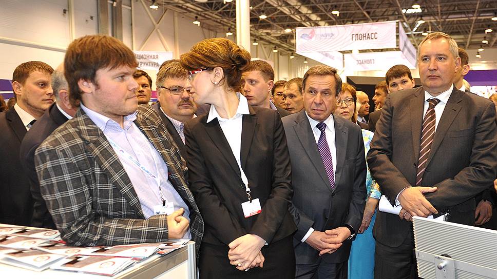 Вице-премьер Дмитрий Рогозин (справа) и врио губернатора Новосибирской области Владимир Городецкий (в центре) сошлись во мнении, что &quot;Технопром&quot; должен специализироваться на конкретных отраслях