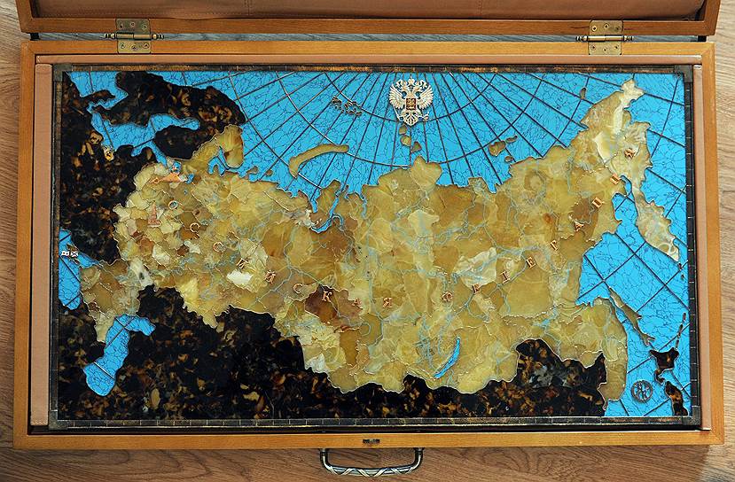 Рабочие комбината следят за политической обстановкой и уже изготовили янтарную карту России &quot;Крым наш&quot; 
