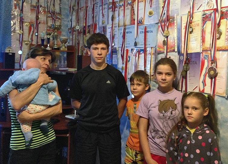 По мнению органов опеки и попечительства Тосненского района, семья Викульевых подходит под понятие &quot;профессиональная семья&quot; 
