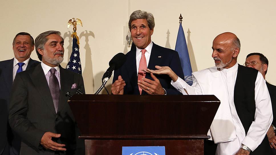 В конфликте двух кандидатов в президенты Афганистана (слева — Абдулла Абдулла, справа — Ашраф Гани Ахмадзай) госсекретарь США Джон Керри (в центре) сумел занять дипломатичную позицию