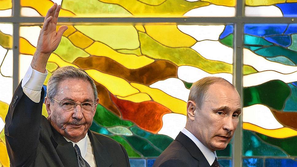 Россия планирует сотрудничать с Кубой (слева — председатель государственного совета Рауль Кастро) в самых разнообразных сферах — от промышленности и энергетики до космоса 
