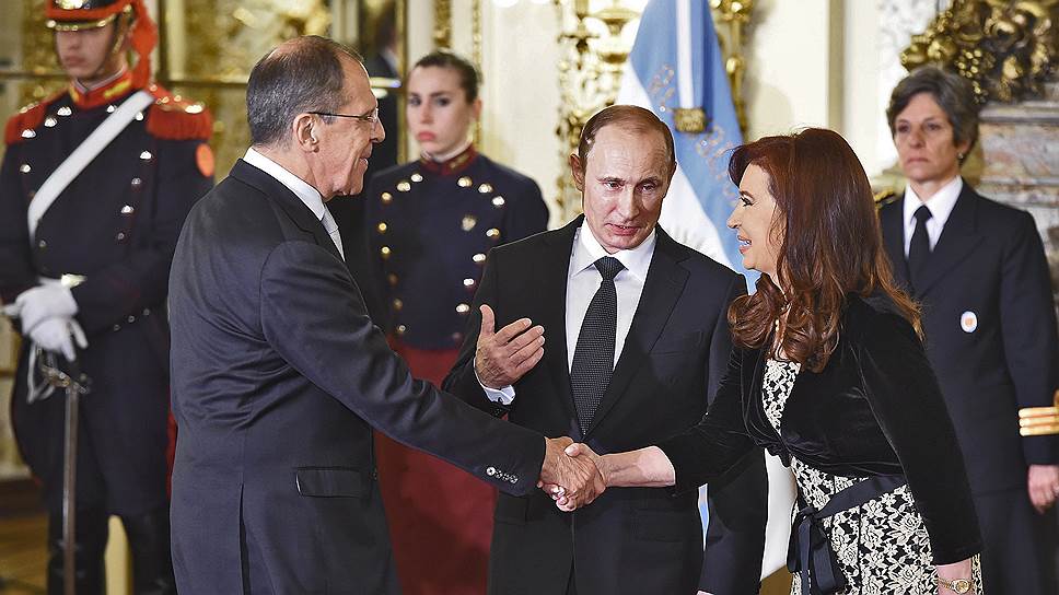 Хотя Владимир Путин и поддерживает сближение между Аргентиной (справа -- президент Кристина Киршнер) и БРИКС, расширения состава объединения ждать в ближайшее время не стоит 
