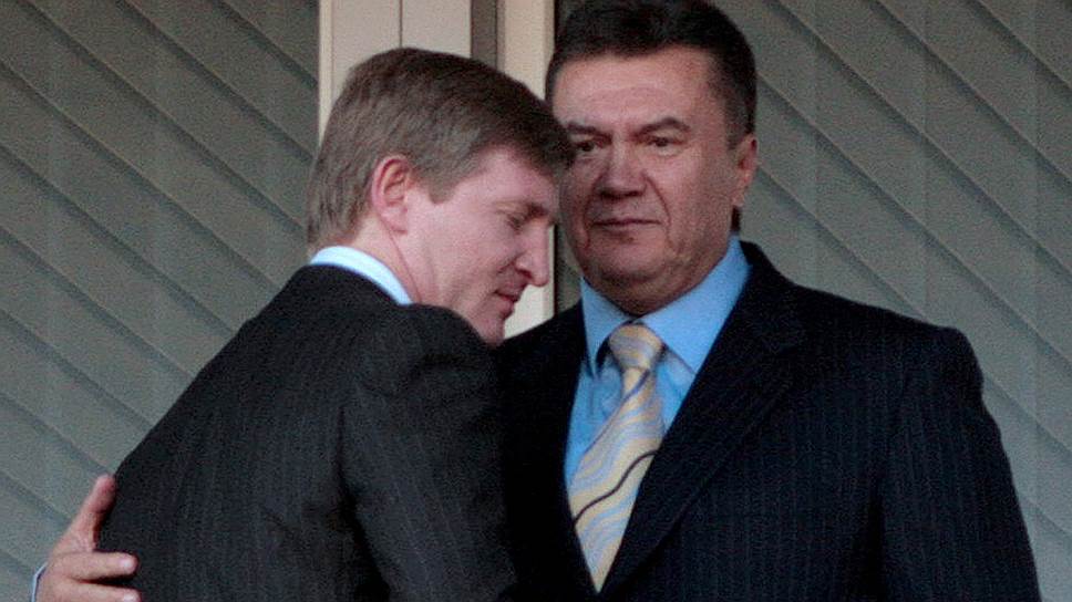 Благодарность к Ринату Ахметову (слева) за помощь в избирательной кампании Виктор Янукович (справа) испытывал всего несколько лет 
