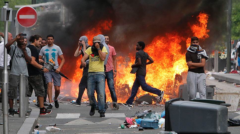 Во французском Сарселе демонстранты поддерживали Палестину огнем и бутылками