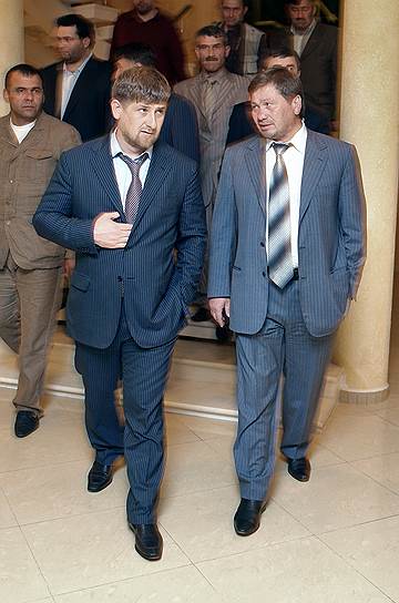Родственные связи Одеса Байсултанова (справа) не мешали его политической карьере