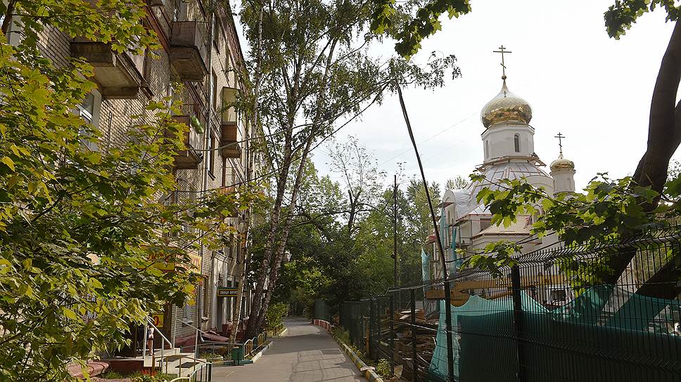 Активисты не сумели отстоять землю возле дома в 6-м Новоподмосковном переулке -- и церковь построили в нескольких метрах от входа в подъезды 

