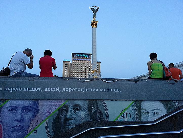 Валюта в обменных пунктах Киева становится большой редкостью 

