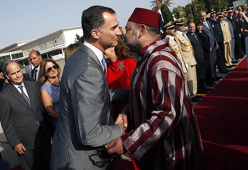 Король Марокко Мохаммеда VI (справа) попросил защиты от испанской полиции у короля Испании Филиппа (слева)
