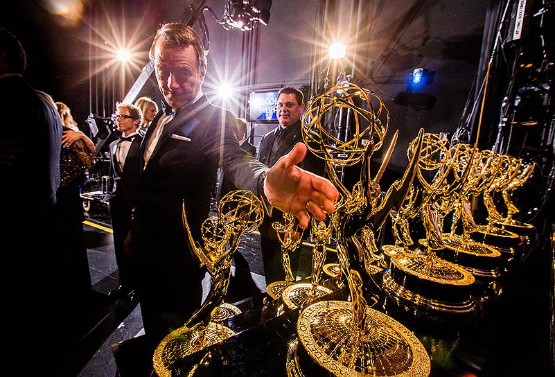В этом году Брайан Крэнстон получил очередную премию Emmy за лучшую главную роль в сериале &quot;Во все тяжкие&quot; 
