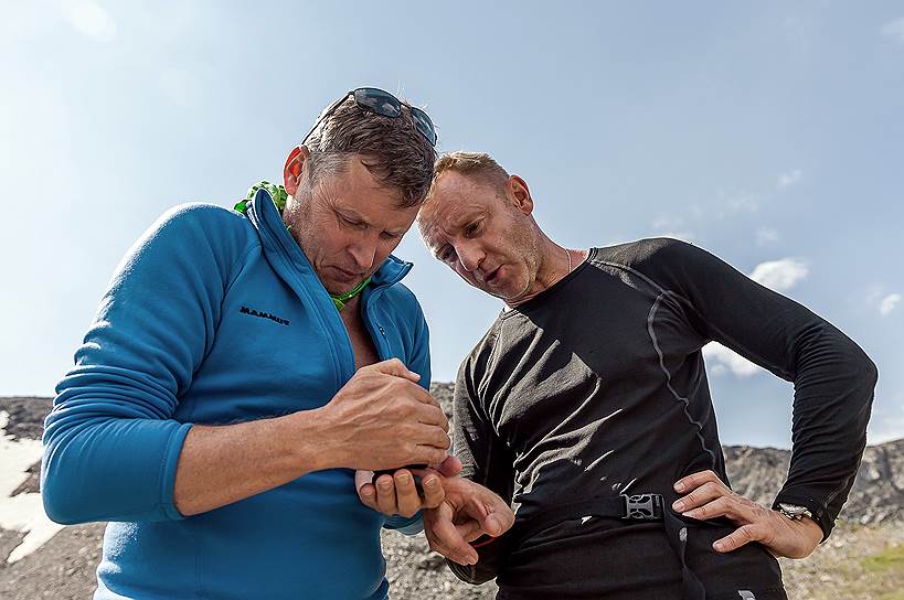 Президент Федерации альпинизма Андрей Волков (слева) измеряет пульс министру образования и науки Дмитрию Ливанову 
