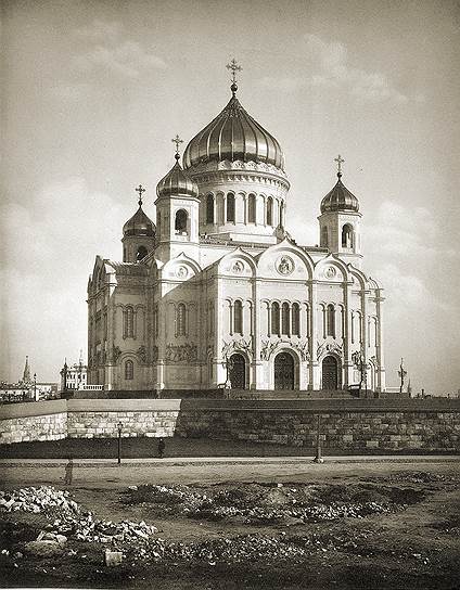 В отличие от проекта, одобренного Александром I, проект и место для храма были выбраны Николаем I так, чтобы символ величия России гармонировал с Кремлем 
