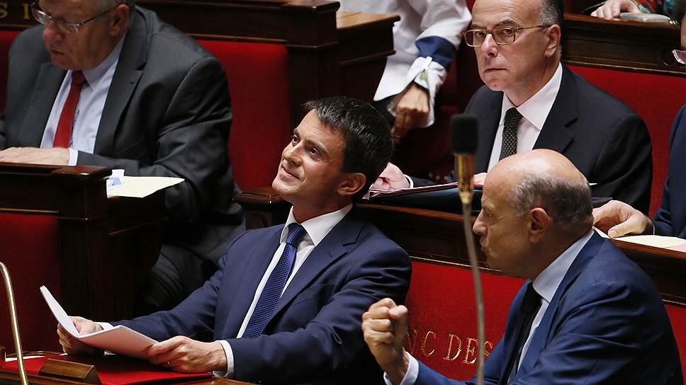 В нижней палате французского парламента доверяющих правительству Манюэля Вальса (слева) всего на 25 человек больше, чем не доверяющих 
