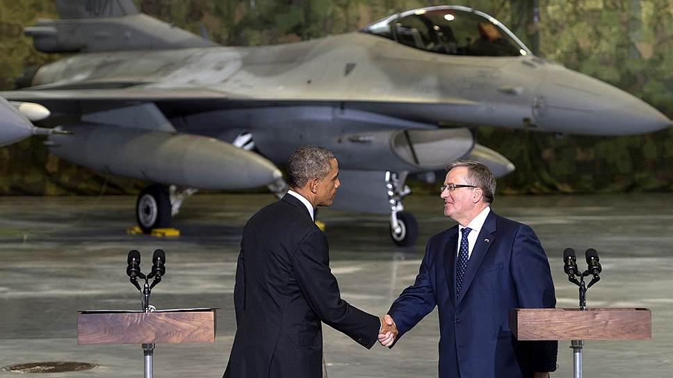 В США считают, что продажа вооружений Польше (на фото — американский президент Барак Обама и его польский коллега Бронислав Коморовский) укрепит их собственную нацбезопасность 
