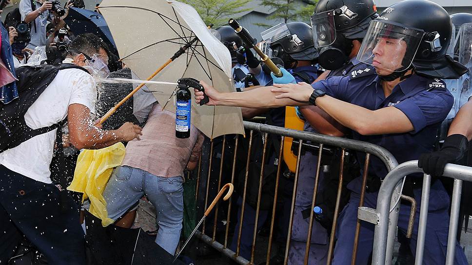 Гонконгские выступления уже назвали революцией зонтов 
