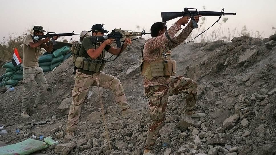Обещания Барака Обамы подготовить и поддерживать иракскую армию (на фото) в борьбе с &quot;Исламским государством&quot; американским военным оптимизма не внушают