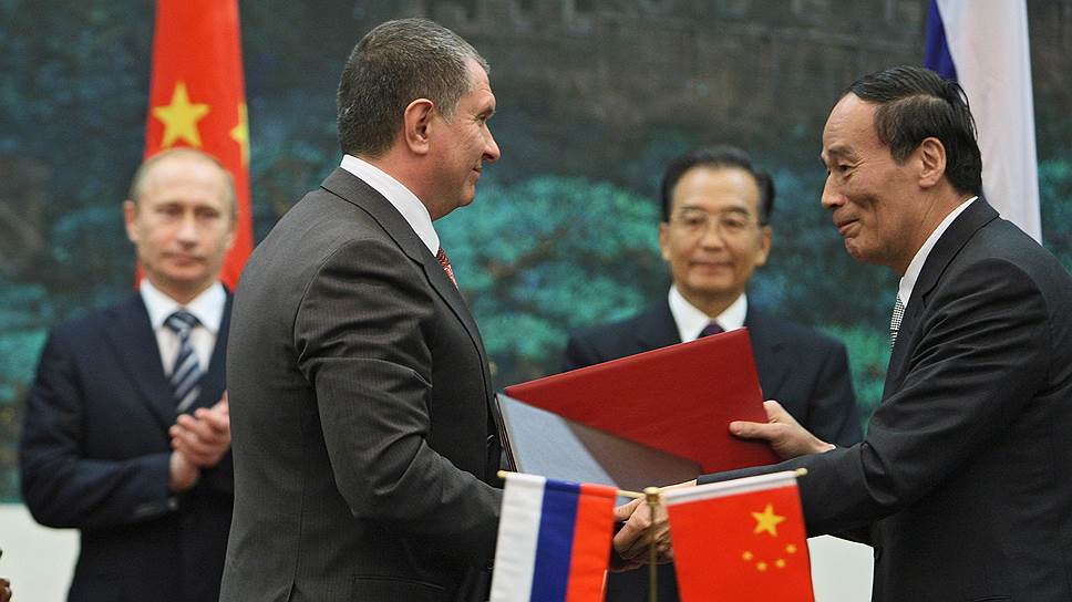 В отличие от &quot;Роснефти&quot; (слева — президент компании Игорь Сечин) китайская нефтегазовая госкомпания CNPC (справа — вице-премьер Госсовета КНР Ван Цишань) изучает Россию с помощью независимых исследований 
