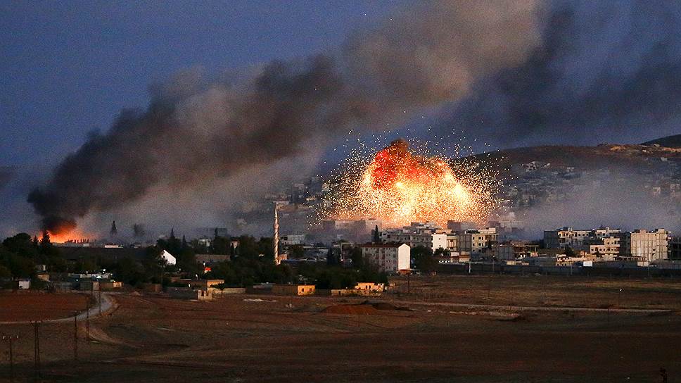 От того, как будут развиваться события вокруг сирийского города Кобани (на фото -- после воздушного налета), в далекой перспективе может зависеть и будущее России 
