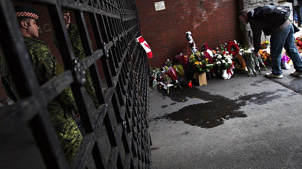 Цветы в память о погибшем во время теракта в Оттаве капрале Натане Сирилло у казарм Аргил-Сатерлендского хайлендского полка Канады 
