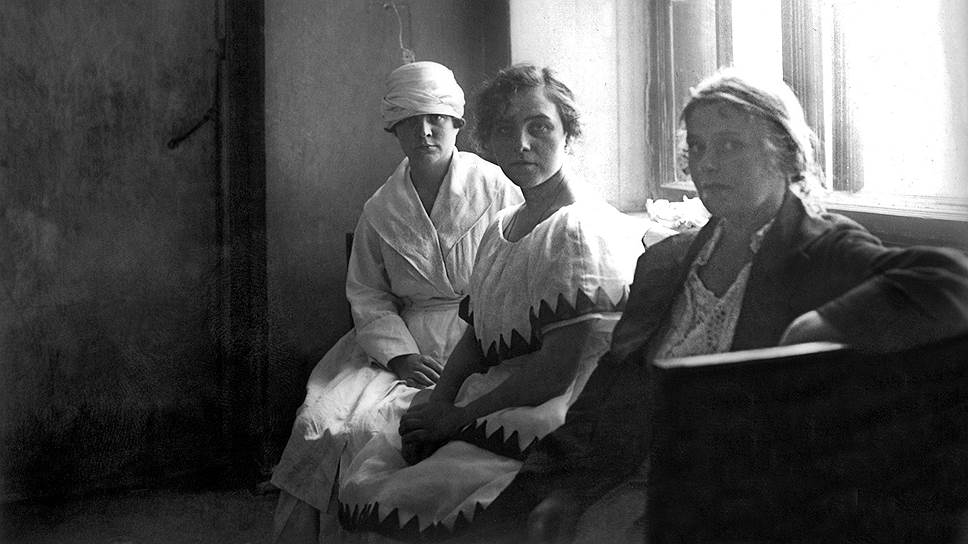 Несмотря на царившие свободные нравы проститутки (на фото -- в ожидании суда, 1920-е годы) занимали видное место в личной жизни граждан СССР 
