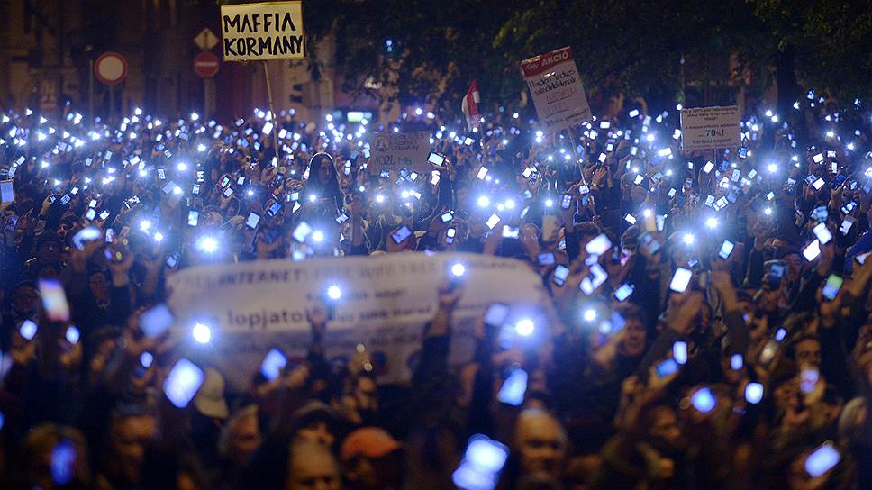 Жители Будапешта голосуют включенными телефонами против планов правительства ввести налог на интернет-трафик 
