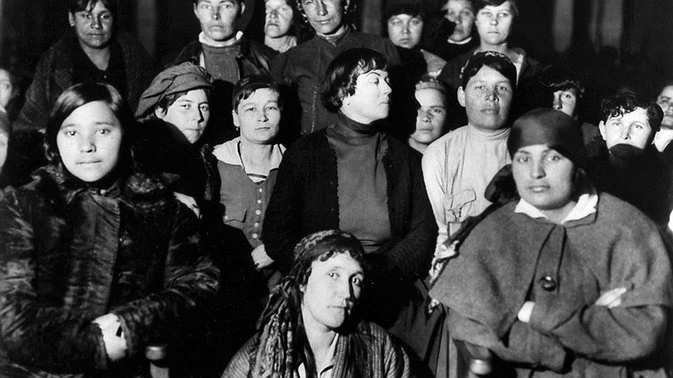 Александра Коллонтай (на фото  в центре) легко разожгла такой интерес к половым вопросам, что большевистские руководители еще долго не могли его погасить 
