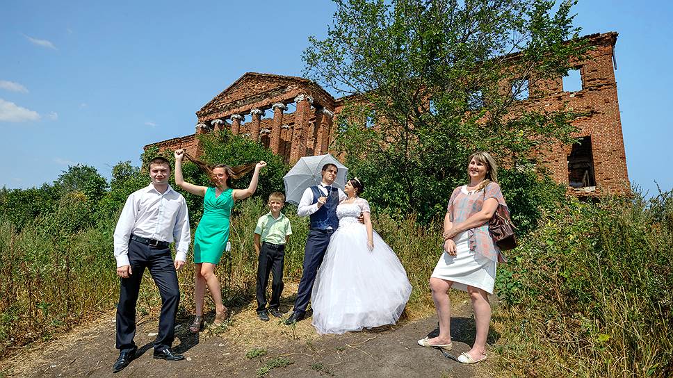 Местные жители используют руины усадьбы Надеждино как фон для свадебных фотосессий 