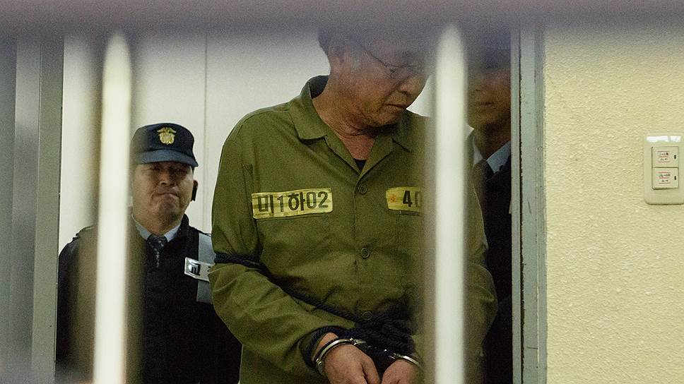 Суд приговорил Ли Джун Сока, капитана парома &quot;Сэвол&quot;, при крушении которого погибло 304 человека, к 36 годам тюрьмы за халатность 
