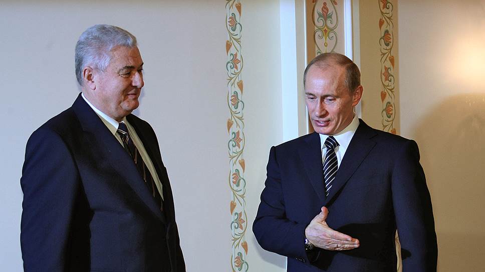 Если в начале 2014 года Кремль делал ставку на молдавских коммунистов (на фото слева — Владимир Путин с лидером молдавских коммунистов Владимиром Ворониным), то в ноябре он переключился на социалистов