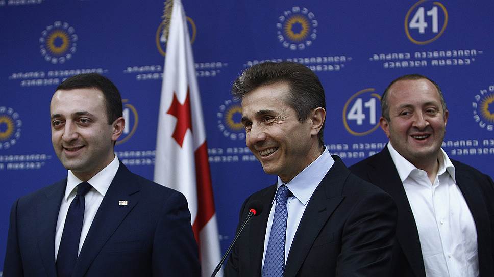 После того как Бидзина Иванишвили (в центре) отошел от активной политической жизни, альянс между президентом Грузии Георгием Маргвелашвили (справа) и премьер-министром Ираклием Гарибашвили (слева) был разрушен 
