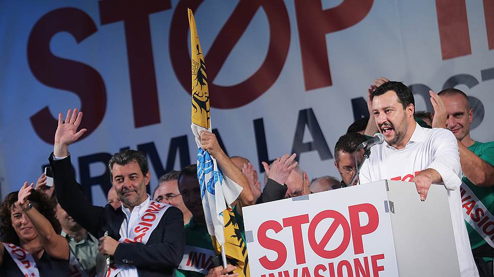 Лидер партии &quot;Лига Севера&quot; Маттео Сальвини обращается к итальянцам с простыми и понятными для них лозунгами: нет евро, нет нелегальной иммиграции, да — сокращению налогов 
