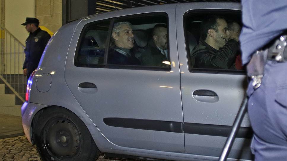 Полиция намерена доказать факты коррупции экс-премьера Португалии Жозе Сократеша (на заднем сиденье справа)