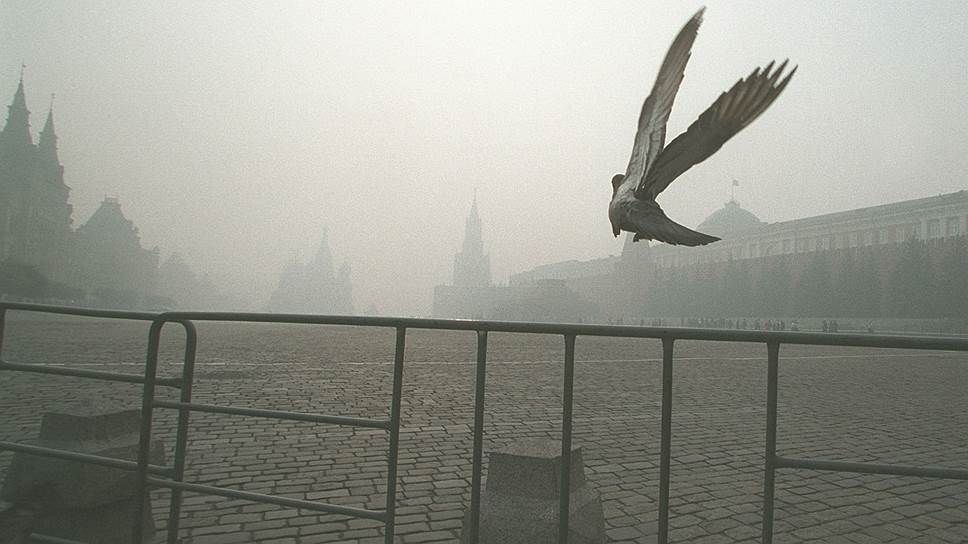 Угрозой для качества воздуха в Москве становятся то выбросы заводов, то горящие торфяники (на фото — Красная площадь 8 сентября 2002 года) 
