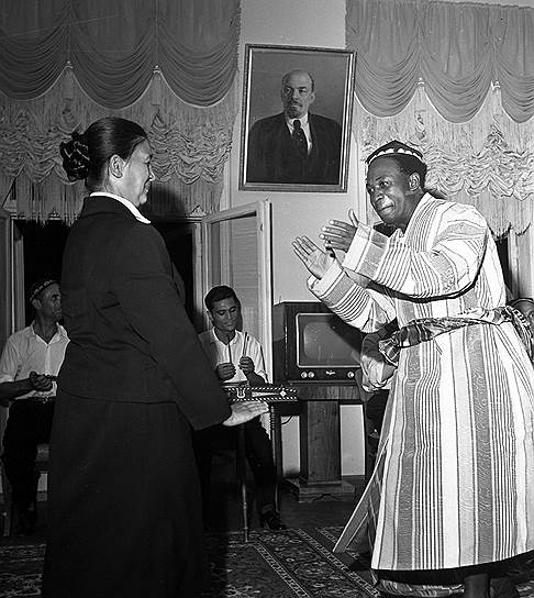 Президент Республики Гана Кваме Нкрума в Ташкенте. Слева — председатель президиума Верховного совета Узбекской ССР Я. С. Насриддинова, 1961 год
