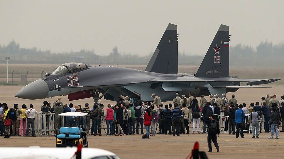 Новейшие многоцелевые истребители Су-35С (на фото — авиасалон Airshow China 2014) не только завоевывают покупателей и поклонников в Азии, но и с весны этого года исправно поступают на вооружение в российские ВВС 
