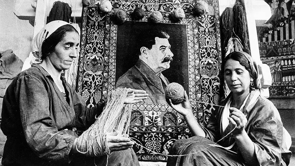Все республики СССР, где было развито ковроткачество, соревновались в том, чей ковер с изображением Сталина окажется больше, лучше и дороже 
