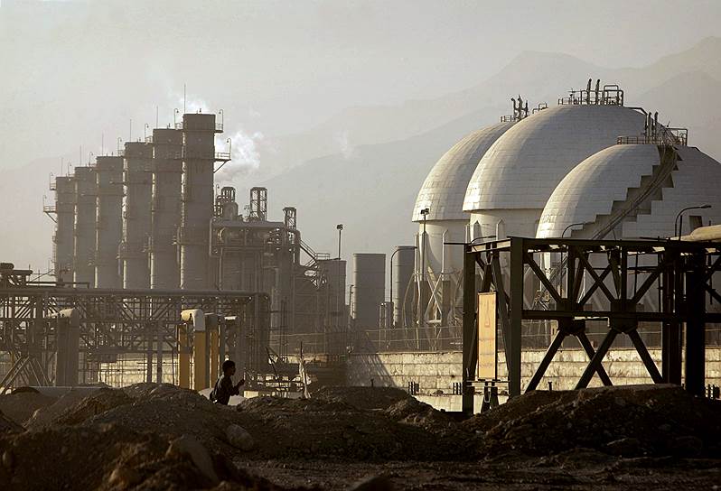 Саудовская Аравия не хочет появления на Ближнем Востоке еще одной богатой нефтяной страны (на фото — нефтехимический комплекс в Иране)