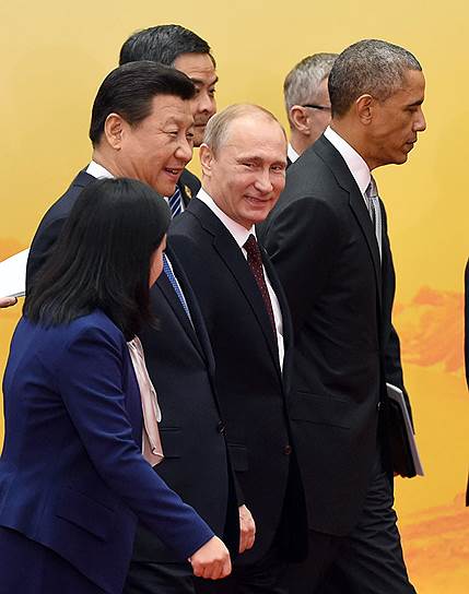 На пекинском саммите АТЭС стало ясно, что разворот России к Азии ограничивается поворотом к Китаю (слева от Владимира Путина — председатель КНР Си Цзиньпин, справа — президент США Барак Обама) 