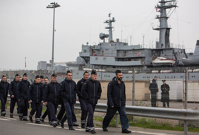 Несмотря на то что Франция не торопится передавать России вертолетоносцы типа Mistral, российские моряки все же научились навигации на них в порту Сент-Назер 
