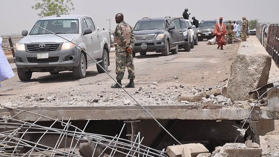 После нападения боевиков нигерийской организации &quot;Боко-Харам&quot; на камерунский город Колофата был разрушен мост между двумя странами
