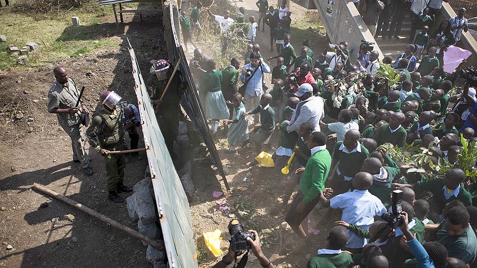 Полиция Кении стойко защищала от школьников их бывшую спортплощадку 

