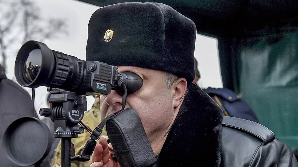 14 февраля 2015 года. Президент Украины Петр Порошенко во время посещения пограничников мобильного пограничного отряда в городе Бортничи